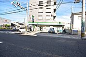 【ファミリーマート武三丁目店】鹿児島市武3丁目にあるコンビニです。設備・サービス　駐車場あり、鹿児島銀行ATM、マルチコピー機、イートイン、Wi-Fiなど 350m