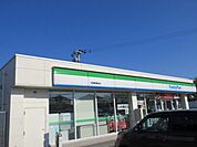 ファミリーマート吉野菖蒲谷店【ファミリーマート吉野菖蒲谷点】は、鹿児島市吉野町 3355-23に位置する菖蒲谷入口交差点近くのコンビニエンスストアです。駐車場有、店内には鹿児島銀行のATMがありま…