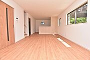 【リビング同型写真】約16.5のリビング、リビング階段。・床の色・室内扉の色などを選べます