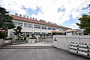 石谷小学校【鹿児島市立石谷小学校】は、石谷町に位置する1878年創立の小学校です。令和4年度の生徒数は503人で、20クラスあります。校訓は「あかるく　かしこく　たくましく」です。 400m