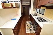 【キッチン】キッチンは玄関からの廊下と洗面所へとつながる間取りとなっています♪