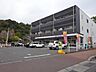 周辺：ファミリーマート護国神社前店【ファミリーマート護国神社前店】鹿児島市草牟田2丁目にあるコンビニです。サービス・設備　駐車場、鹿児島銀行ATM、コピー・FAX、イートイン、Wi-Fi、多目的 250m