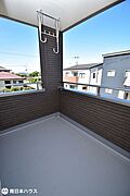 【バルコニー】北側のバルコニーは廊下から出入り可能で、屋根付きになっています♪