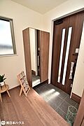【玄関】小窓付きで暗くなりがちな玄関周りを明るくし、換気もできます♪シンプルな玄関収納付き！