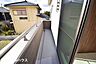 バルコニー：【バルコニー】南向きのバルコニーで日当り良好♪2部屋から出入り可能！物干し金具付きです♪