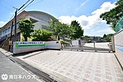 【大明丘小学校】昭和45年開校。心豊かで　つよく　かしこい子どもを校訓です。エリアはこの2つの団地の他に実方，雀ヶ宮，早馬，旭ヶ丘からなっており，よく計画された清潔で明るく静かな住宅地である…