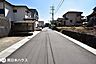 外観：【前面道路】団地内の交通量の少ない静かな住環境です♪