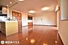 リビング/ダイニング：【リビング】室内の壁は調湿効果のある珪藻土で仕上げてあり快適にお過ごし頂けます♪