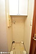 【洗濯機置き場】上部には収納棚を備えています♪