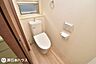 トイレ：【1階トイレ】洗面所からの出入りになるトイレです！温水洗浄便座機能付き♪
