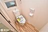 トイレ：【トイレ】温水洗浄便座機能付きのトイレです！寒い日でも便座が温かくあると嬉しい設備です♪