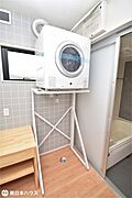 【洗濯機置場】ガス乾燥機付きの洗濯機置場です！雨の日でも乾燥機ですぐに乾かせます♪