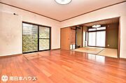 【リビング】14帖のリビングです！南向きに面した明るい室内♪和室に面した開放的な間取り♪