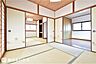 和室：【和室】2階4.5帖の和室です！2面に窓があり明るい室内です♪畳表替え、襖・障子張り替え済みです！