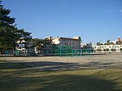 鴨池中学校【鹿児島市立鴨池中学校】は、真砂本町に位置する1947年創立の中学校です。令和3年度の生徒数は436人で、15クラスあります。校訓は「自律・協同・根性」です。 300m