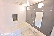【浴室】浴室暖房乾燥機付きです！小窓付きで自然換気もできます♪