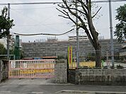 荒田小学校【鹿児島市立荒田小学校】は、荒田1丁目に位置する1978年創立の小学校です。令和3年度の生徒数は413人で、17クラスあります。 650m