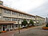 周辺：八幡小学校【鹿児島市立八幡小学校】は、下荒田3丁目に位置する1876年創立の小学校です。令和3年度の生徒数は632人で、26クラスあります。校訓は「考える　がんばる　助け合う」です。 400m