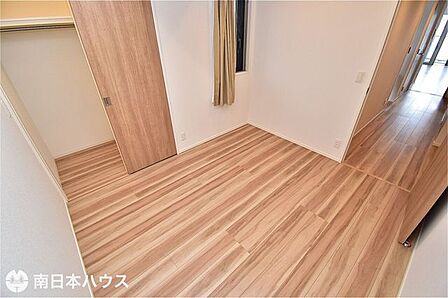 【洋室】5.5帖の洋室です!全居室に収納を完備しています♪