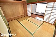 【RC造　2階和室】出窓付きの板間があります！東南向きの窓から日が差す明るい室内です♪