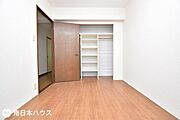 【洋室】5帖の洋室です！収納スペースがあります♪