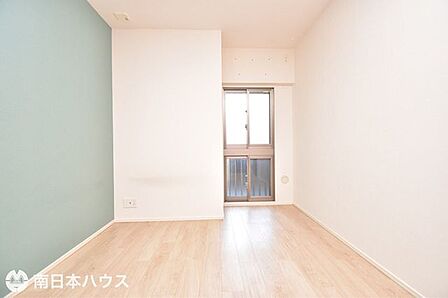【洋室】5.5帖の洋室です!窓が大きく取れているので十分に採光もあります♪