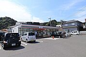 【セブンイレブン鹿児島原良店】コンビニエンス ストアのチェーン。軽食や飲み物をはじめ、売店で扱うさまざまな商品を用意。 460m