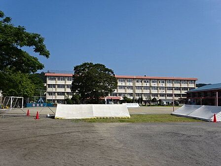 【鹿児島市立大龍小学校】は、大竜町に位置する1884年創立の小学校です。令和3年度の生徒数は343人で、15クラスあります。校訓は「敬天愛人 奮励努力」です。 330m