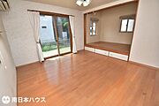 【リビング】17.5帖のリビングです！小上がりの和室付き♪※家具をAI加工で修正したものです。