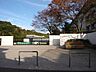 周辺：坂元中学校【鹿児島市立坂元中学校】は、玉里団地3丁目に位置する1979年創立の中学校です。令和3年度の生徒数は411人で、14クラスあります。校訓は「自主・友愛・練磨・勤労」です。 650m