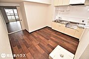 【ダイニングキッチン】キッチン新調、クロス、床も張替え等をしてあります♪
