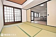 【和室】6帖の和室です！リビングに隣接しているお部屋で客間やお子様の遊び場としても最適です♪