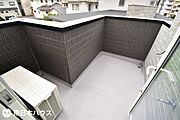 【バルコニー】リビングにあるバルコニーです！外水栓も備えているのでお掃除などにも活用できます♪