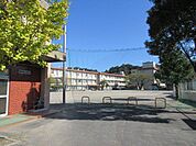 【鹿児島市立清水小学校】は、清水町に位置する1912年創立の小学校です。令和3年度の生徒数は522人で、22クラスあります。校訓は「かしこく　やさしく　たくましく」です。 270m