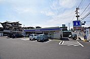 【ローソン鹿児島西陵一丁目店】鹿児島市西陵1丁目にあるコンビニです。設備・サービス　ATM、酒、たばこ、まちかど厨房あり、駐車場あり 460m
