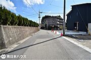 【前面道路】北向きの前面道路幅は約6ｍです！交通量の少ない前面道路で駐車もラクラクです♪