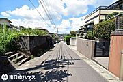 【前面道路】北向きの前面道路幅は約5ｍです！団地内の道路で交通量も少なく静かな住環境です♪