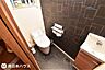 トイレ：【1階トイレ】温水洗浄便座機能付き！手洗い器付きのトイレです！