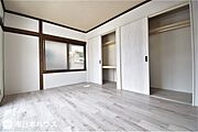 【1階洋室】ダイニングキッチンに隣接しているのでリビングとして活躍しそうです♪