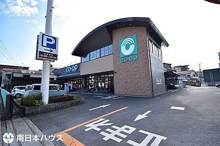 【コープ荒田店】鹿児島市下荒田2丁目にあるスーパーです。営業時間 9:30~23:00駐車場 72台サービス お酒、お惣菜、合同受取ステーションなど 250m