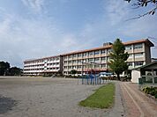 【鹿児島市立吉野小学校】は、吉野町に位置する1871年創立の小学校です。令和3年度の生徒数は1161人で、43クラスあります。 430m