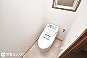 【トイレ】温水洗浄便座機能付きのタンクレストイレです！小窓付きで自然換気もできます♪