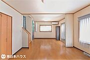 【リビング】南向きの窓から明るい日がさすリビングです♪リビング階段で家族の集まる空間です♪
