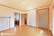 【洋室】8帖の洋室です！全居室南向きで明るいお家です♪