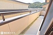 【バルコニー】南向きのバルコニーです！日当たり良好♪2部屋から出入り可能な2WAYバルコニー！