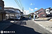 【前面道路】東南向きの前面道路幅は約6.2ｍです！団地内の道路で交通量が少なく静かな住環境です♪