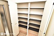 【玄関収納】可動棚のある収納なのでブーツからスニーカーまでいろいろな種類の靴もスッキリ収納できます♪