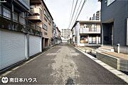 【前面道路】西向きの前面道路幅は約6ｍと余裕のある広さです♪交通量も少なく静かな住環境です♪