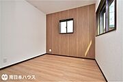 【洋室】4.5帖の洋室です！全居室に南向きの窓があり日当たり良好なお家です♪