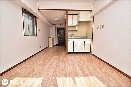【洋室】1Rのお部屋です!南西向きの明るい室内です♪